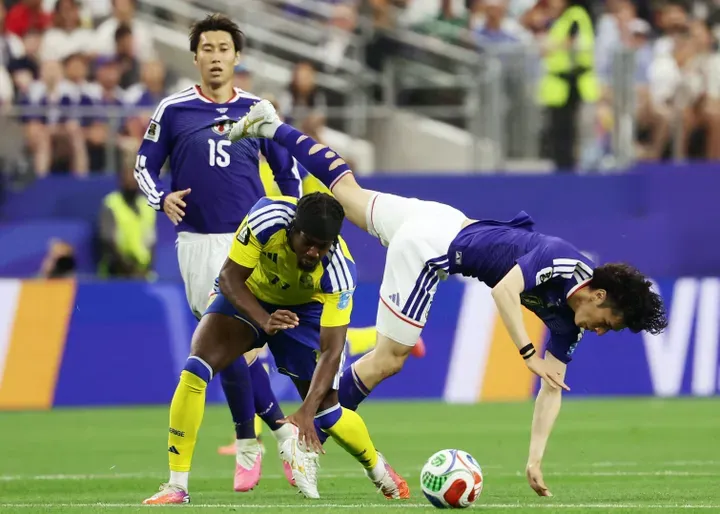 TOPSHOT - Japan's midfielder #07 Ao Tanaka is fouled by Sweden's forward #11 Anthony Elanga during the 2026 World Cup Group F football match between Japan and Sweden at the Dallas Stadium in Arlington on June 25, 2026. (Photo by Aric Becker / AFP)