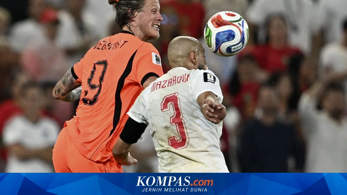 Pererat Silaturahmi Lewat Sepak Bola, Bhabinkamtibmas Suryatmajan Nobar Laga Sengit Belanda vs Maroko Bersama Warga