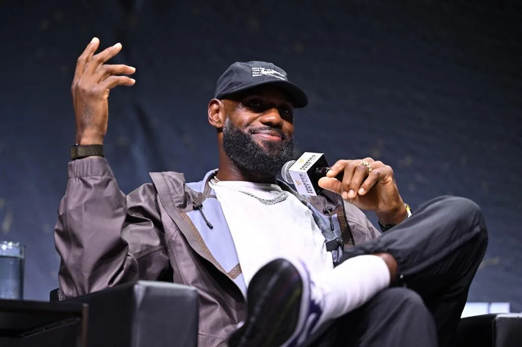 LeBron James gabung Philadelphia 76ers dalam kontrak dua tahun