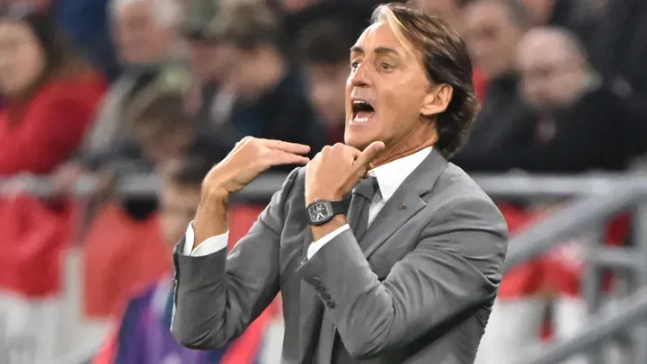 Pelatih Italia, Roberto Mancini, memberi isyarat kepada para pemainnya dari tepi lapangan selama laga melawan Hongaria. Kemenangan ini menyebabkan Italia lebih unggul dalam lima pertemuan terakhir mereka, yaitu menang tiga kali, seri sekali, dan sekali kalah. *** Local Caption *** Italy's head coach Roberto Mancini gestures during the UEFA Nations League Group 3 football match between Hungary and Italy in Budapest on September 26, 2022. (Photo by Attila KISBENEDEK / AFP)
