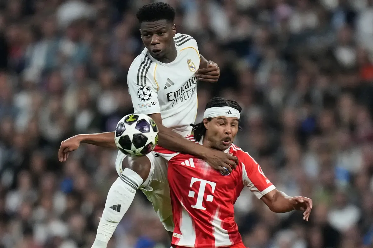 Pemain Real Madrid Aurelien Tchouameni (atas) dan pemain Bayern Munchen Serge Gnabry