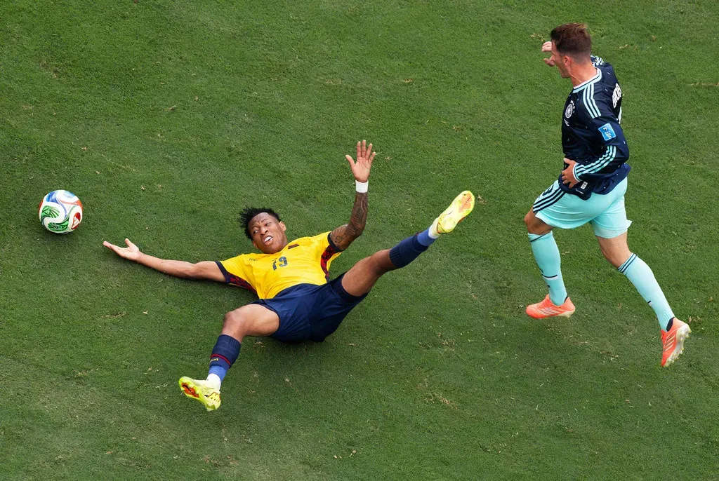 EAST RUTHERFORD, NEW JERSEY - JUNE 25: Gonzalo Plata #19 of Ecuador reacts after a challenge against Pascal Gross #13 of Germany during the FIFA World Cup 2026 Group E match between Ecuador and Germany at New York New Jersey Stadium on June 25, 2026 in East Rutherford, New Jersey. Al Bello/Getty Images/AFP (Photo by AL BELLO / GETTY IMAGES NORTH AMERICA / Getty Images via AFP)