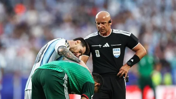 KANSAS CITY, MISSOURI - JUNE 16: Lionel Messi #10 of Argentina apologizes to AÃ¯ssa Mandi #2 of Algeria during the FIFA World Cup 2026 Group J match between Argentina and Algeria at Kansas City Stadium on June 16, 2026 in Kansas City, Missouri. (Photo by Omar Vega/Getty Images)