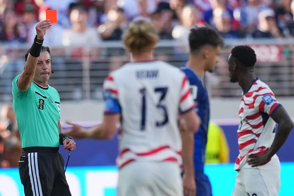 Wasit asal Brasil, Raphael Claus, memberikan kartu merah kepada pemain AS, Folarin Balogun (kanan), pada laga 32 besar Piala Dunia 2026 antara AS dan Bosnia-Herzegovina di Santa Clara, California, dekat San Francisco, AS, Kamis (2/7/2026) WIB.