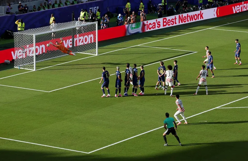 Malik Tillman #17 dari Amerika Serikat mencetak gol kedua timnya dari tendangan bebas selama pertandingan babak 32 besar Piala Dunia FIFA 2026 melawan Bosnia-Herzegovina di Stadion San Francisco Bay Area pada 1 Juli 2026 di Santa Clara, California. Michael Steele/Getty Images/AFP (Foto oleh MICHAEL STEELE / GETTY IMAGES NORTH AMERICA / Getty Images via AFP)