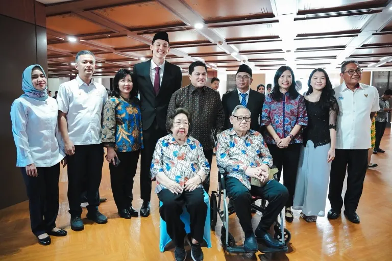 Menpora Erick Thohir menghadiri pengambilan sumpah/janji setia pewarganegaraan RI kepada atlet sepak bola Mitchell Lee Baker di Gedung Dirjen Administrasi Hukum Umum (AHU), Kemenkum, Jakarta Selatan, Senin (13/7) siang.(foto:Andre/kemenpora.go.id)