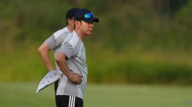 Persija menggelar latihan perdana untuk musim 2026/2027. Shin Tae-yong fokus membangun fondasi tim, meningkatkan fisik pemain, dan menunggu skuad lengkap. [Dok. Persija]