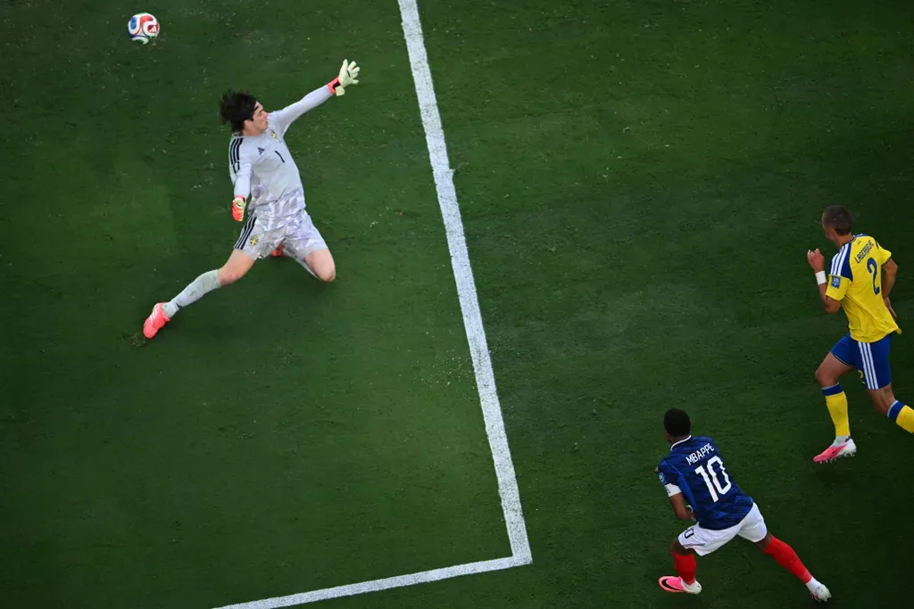 Striker Perancis, Kylian Mbappe, mencetak gol ke gawang Swedia pada laga 32 besar Piala Dunia 2026 di Stadion MetLife, New Jersey, Rabu (1/7/2026).