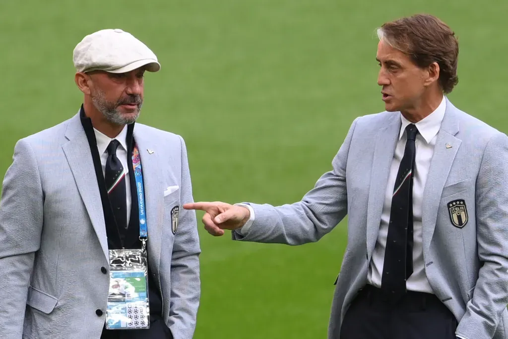 (FILES) In this file photo taken on June 26, 2021 Italy's coach Roberto Mancini (R) talks with national team staff member Gianluca Vialli (L) ahead of the UEFA EURO 2020 round of 16 football match between Italy and Austria at Wembley Stadium in London on June 26, 2021. - Former Italian international Gianluca Vialli died, his ex-club Sampdoria said on January 6, 2023. (Photo by Laurence Griffiths / POOL / AFP)