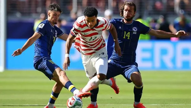 Soccer Football - FIFA World Cup 2026 - Round of 32 - United States v Bosnia and Herzegovina - San Francisco Bay Area Stadium, Santa Clara, California, U.S. - July 1, 2026 Malik Tillman of the U.S. in action with Bosnia and Herzegovina's Kerim Alajbegovic and Ivan Sunjic REUTERS/Phil Noble