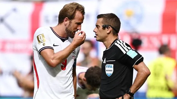 Soccer Football - FIFA World Cup 2026 - Quarter Final - Norway v England - Miami Stadium, Miami Gardens, Florida, U.S. - July 11, 2026 England's Harry Kane remonstrates with referee Clement Turpin after Norway's Andreas Schjelderup scores their first goal REUTERS/Dylan Martinez