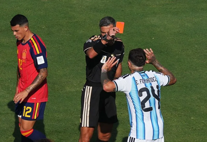 Soccer Football - FIFA World Cup 2026 - Final - Spain v Argentina - New York/New Jersey Stadium, East Rutherford, New Jersey, U.S. - July 19, 2026 Argentina's Leandro Paredes clashes with Spain's Gavi next to assistant coach Walter Samuel IMAGN IMAGES via Reuters/James Lang