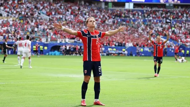 MIAMI GARDENS, FLORIDA - JULY 11: Andreas Schjelderup #21 of Norway celebrates scoring his team's first goal during the FIFA World Cup 2026 Quarter Final match between Norway and England at Miami Stadium on July 11, 2026 in Miami Gardens, Florida. (Photo by Justin Setterfield/Getty Images)