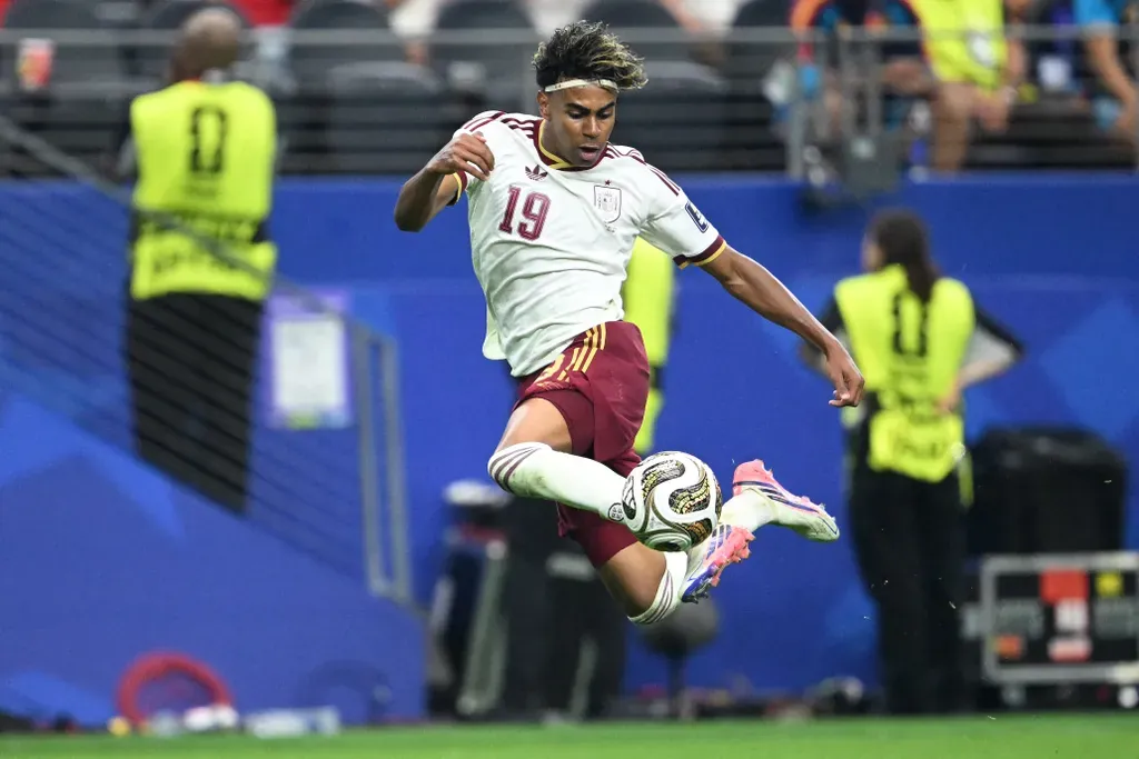 Lamine Yamal mengontrol bola selama pertandingan semifinal turnamen sepak bola Piala Dunia 2026 antara Prancis dan Spanyol di Stadion Dallas di Arlington pada Selasa (14/7/2026). AFP/MAURO PIMENTEL