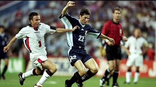 30 Jun 1998: Graeme Le Saux of England challenges Javier Zanetti of Argentina during the World Cup second round match at the Stade Geoffroy Guichard in St Etienne, France. England lost 4-3 on penalties after a 2-2 draw. Mandatory Credit: Stu Forster /Allsport