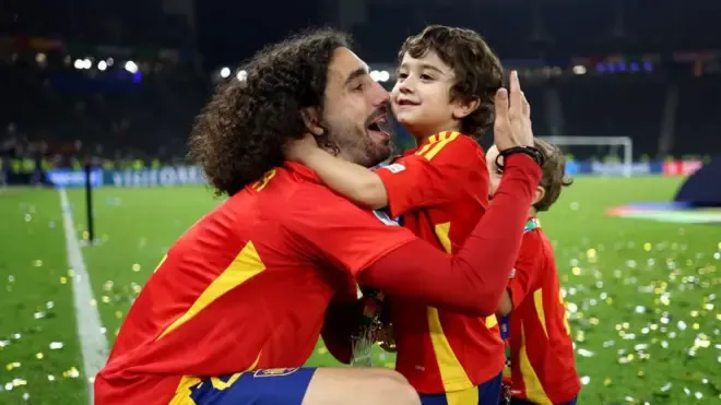 Marc Cucurella, bek timnas Spanyol, merayakan kemenangan bersama putranya, Mateo, yang didiagnosis menyandang autisme.