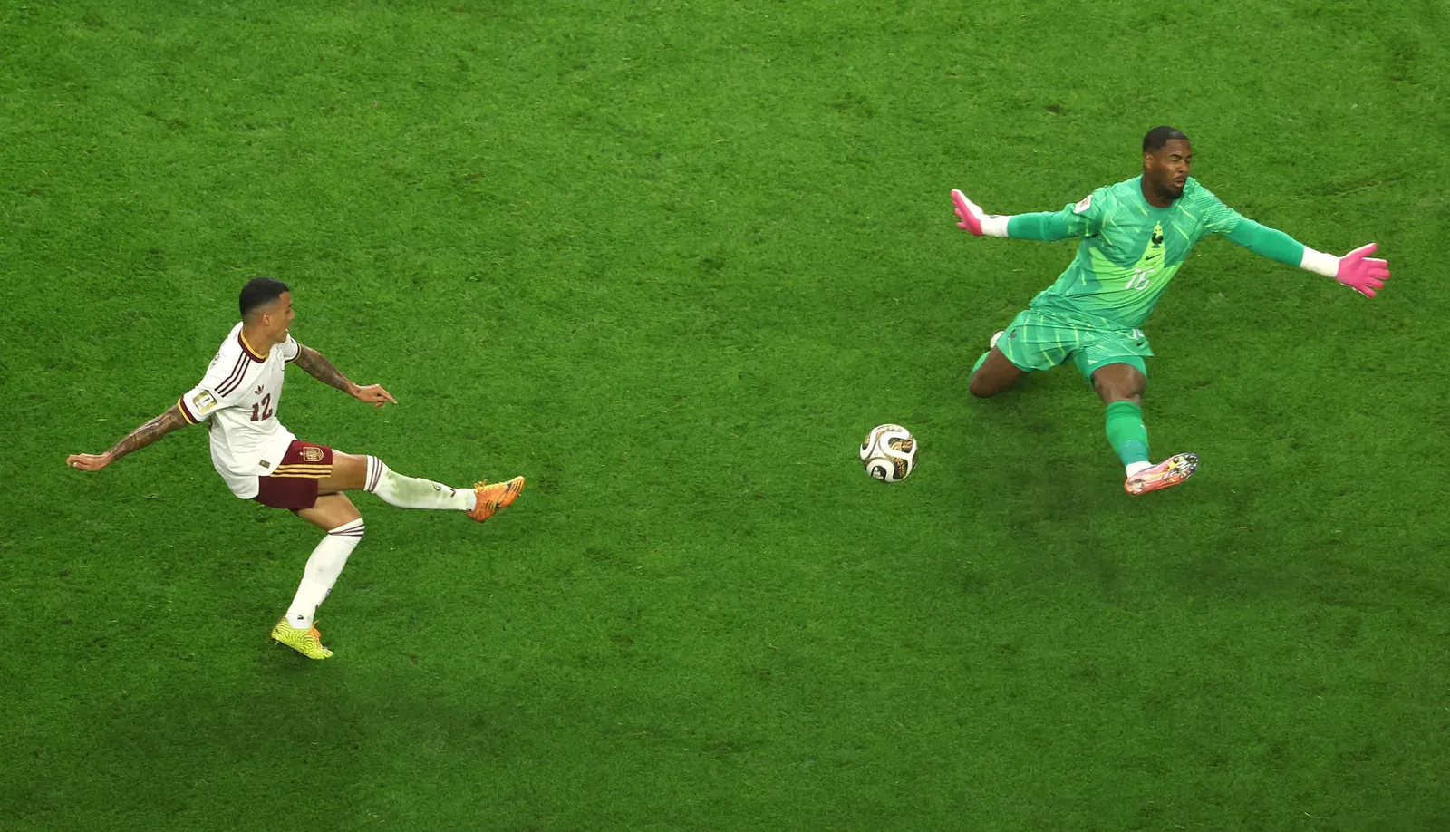 ARLINGTON, TEXAS - JULY 14: Pedro Porro #12 of Spain scores his team's second goal past Mike Maignan #16 of France during the FIFA World Cup 2026 Semi Final match between France and Spain at Dallas Stadium on July 14, 2026 in Arlington, Texas. Stacy Revere/Getty Images/AFP (Photo by Stacy Revere / GETTY IMAGES NORTH AMERICA / Getty Images via AFP)