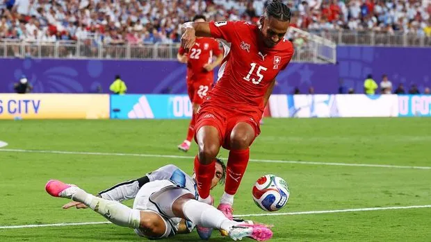 Soccer Football - FIFA World Cup 2026 - Quarter Final - Argentina v Switzerland - Kansas City Stadium, Kansas City, Missouri, U.S. - July 11, 2026 Argentina's Leandro Paredes in action with Switzerland's Djibril Sow REUTERS/Agustin Marcarian