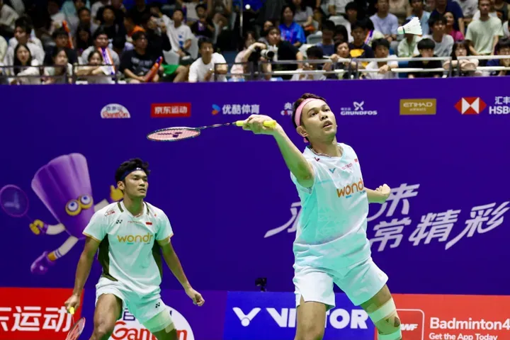 Fajar Alfian/Muhammad Shohibul Fikri, wakil Indonesia, berhadapan dengan Huang Di/Liu Yang (China) pada babak pertama ganda putra turnamen China Terbuka di Changzhou, Rabu (22/7/2026). Fajar/Fikri menang dalam tiga gim.