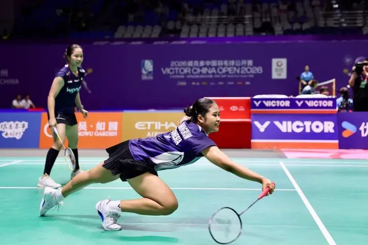 Febi Setianingrum berusaha menjangkau kok saat tampil pada babak pertama tunggal putri turnamen China Terbuka di Changzhou, Rabu (22/7/2026). Febi/Rachel Alessya Rose menang atas Jia Yi Fan/Zhang Shu Xian (China).