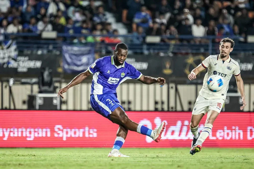 Bek anyar Persib Bandung, Gabriel Mutombo tampil laga perdana Persib Bandung kontra Arema FC dalam ajang Piala Presiden 2026 di Stadion Si Jalak Harupat, Kabupaten Bandung, Jawa Barat, Sabtu (25/7/2026).