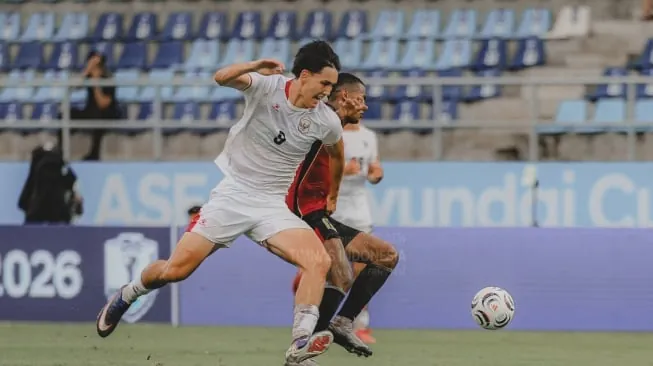 Pemain Timnas Indonesia Mitchell Baker saat berduel dengan penggawa Timor Leste di Piala AFF 2026 (dok. PSSI)